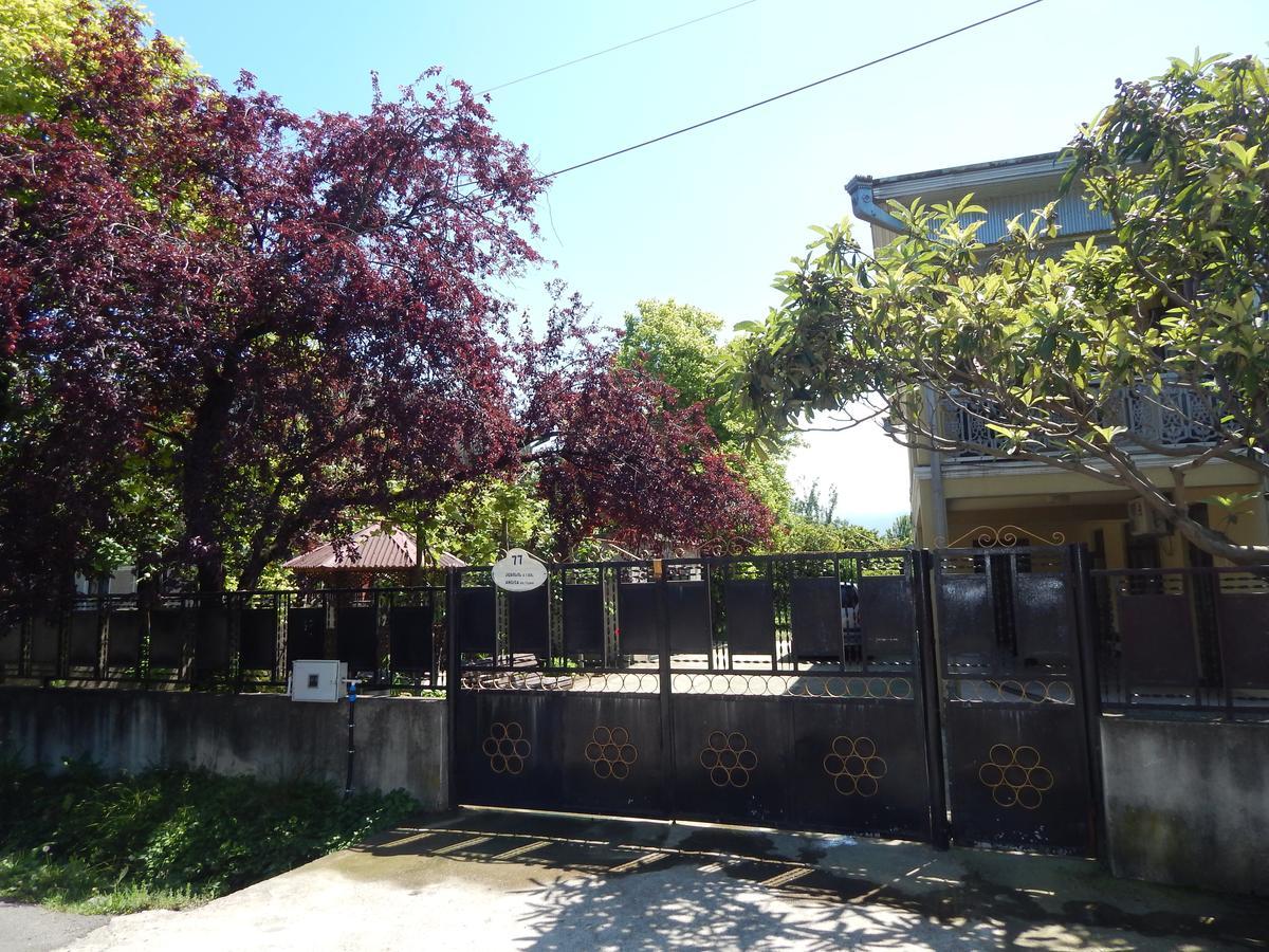 Guest House On Angisa Batumi Exterior foto